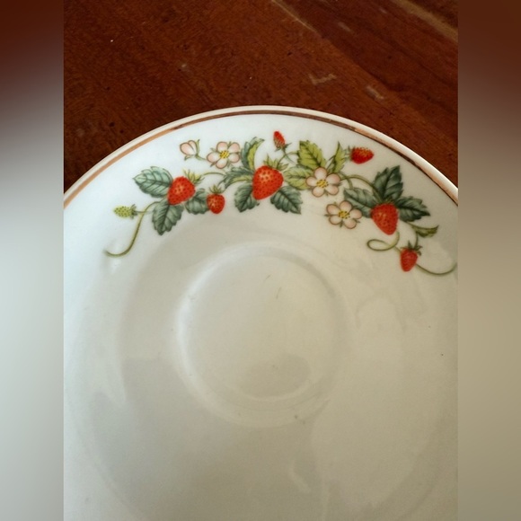 Vintage 1978 Avon Strawberry Fine Porcelain Hand Decorated Plate with Gold Trim - Picture 3 of 5
